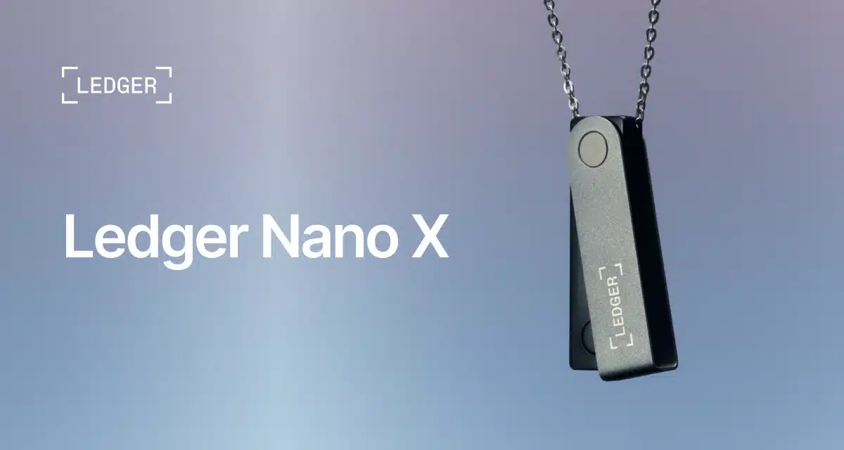 Photographie produit du Ledger Nano X suspendu à une chaîne