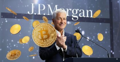 Jamie Dimon applaudit sur une scène devant le logo de JPMorgan, entouré de représentations numériques de bitcoins en lévitation.