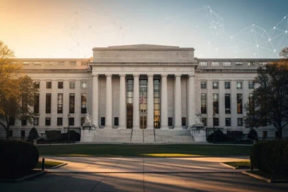 Façade de la Réserve fédérale américaine à Washington, lumière dorée de fin de journée.