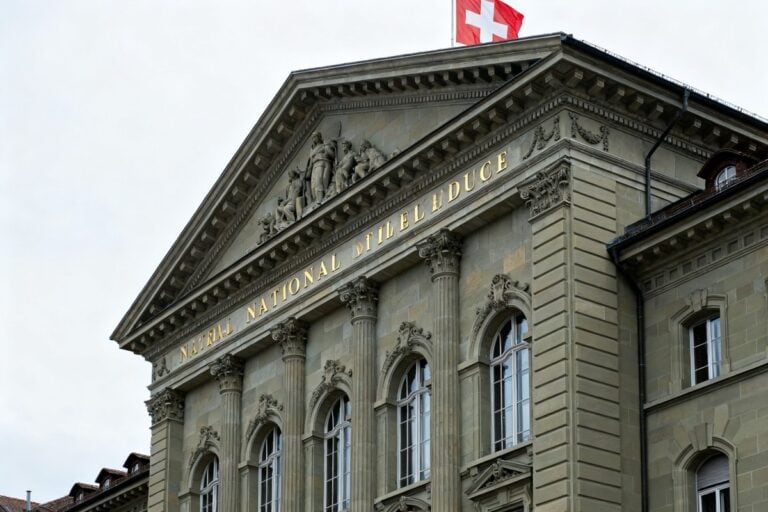 Façade en pierre du siège de la Banque nationale suisse à Berne sous une lumière froide