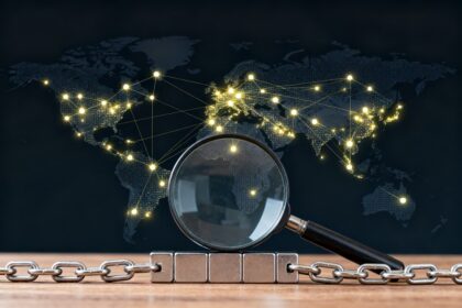 Réseau financier mondial illuminé reliant plusieurs continents, analysé à la loupe sur une carte sombre