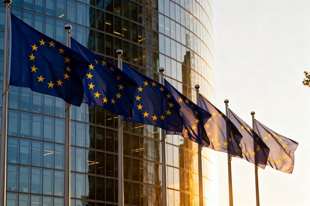 Drapeaux européens devant un immeuble de bureaux d'un quartier financier
