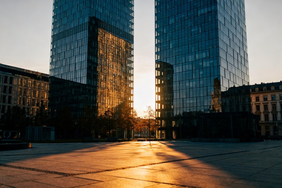 Tours de bureaux vitrées d'un quartier d'affaires européen à la lumière dorée du soir