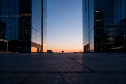 Tours de verre d'un quartier d'affaires européen au lever du jour
