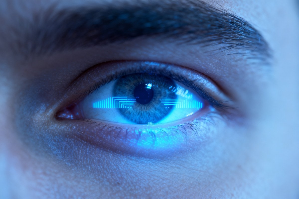 Gros plan d'un œil humain balayé par une lumière de scan bleutée